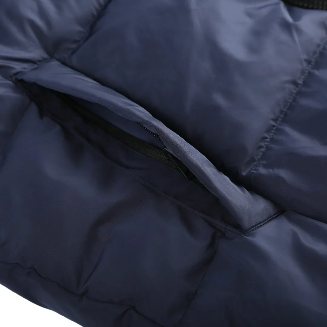 P910 [Exclusive supply] Canada Goose Wool Sleeve Hooded Down Jacket (Navy Blue) The fabric is made of 90 national standard high-quality white duck down, selected high-fill velvet, weighing 170g, light and warm, with excellent temperature locking performance and good resilience. The fabric is made of high-quality protective nylon fabric, which not only enhances the wear resistance of the surface, but also takes into account wind resistance, ensuring excellent performance in various harsh weather conditions. Three-dimensional quilting technology and precise thread reinforcement prevent lint from being drilled and ensure that the fluffy and resilient elasticity lasts like new. The 7-needle medium-thick knitted structure uses thicker yarns to weave woolen fabrics with obvious thickness and weight. The texture is clearly visible and has a rough, retro texture. It has a good skeleton feel and is relatively stiff, and can maintain the silhouette of the clothing for a long time. It also provides more layers of still air to lock in heat. There is the brand's exclusive LOGO on the woolen sleeve arms, which is not obvious in the photo. Size:S-M-L-XL